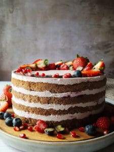 Naked Cake mit frischen Beeren und Biskuitböden Rezept mit Schritt für