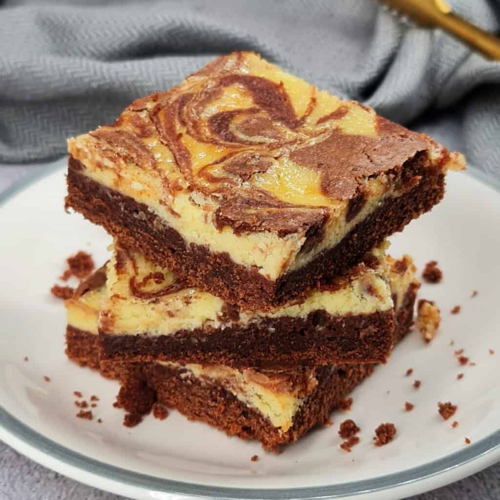 Brownie-Cheesecake, Kuchenstücke auf einem Teller