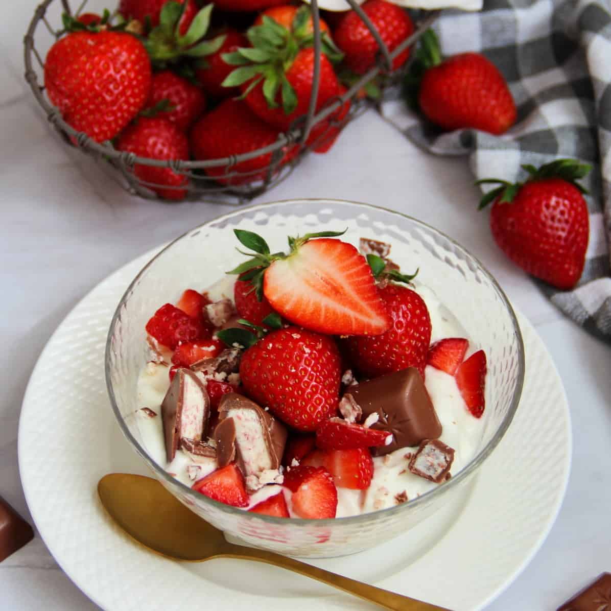 Cremige Erdbeer-Quark Nachspeise mit Schokolade - köstlich &amp; einfach