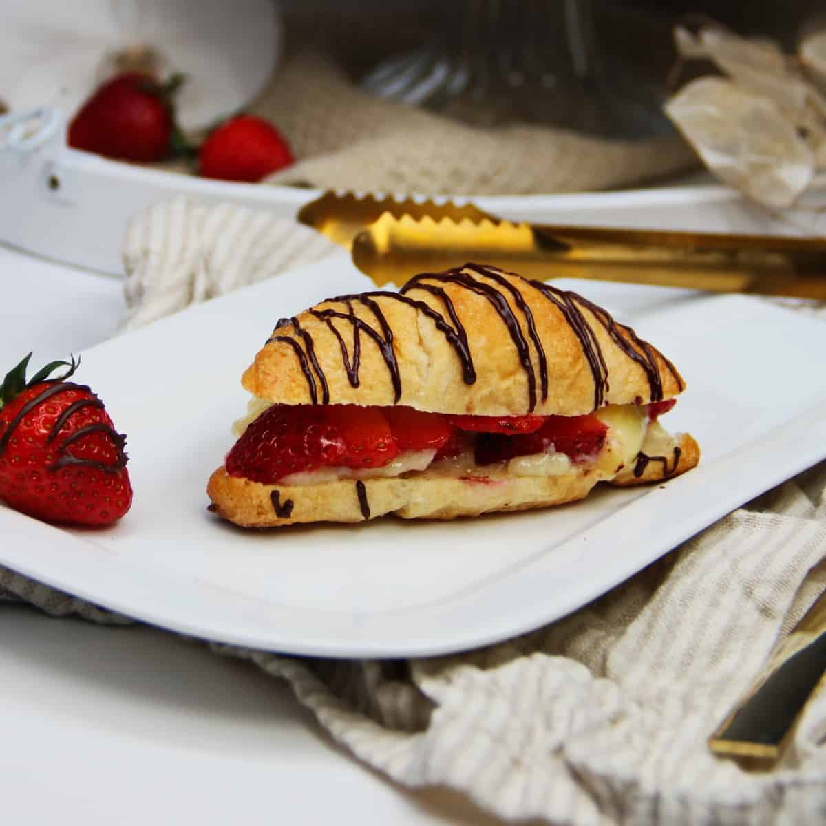 Gefüllte Croissants mit Erdbeeren und Pudding: Die perfekte Kombination