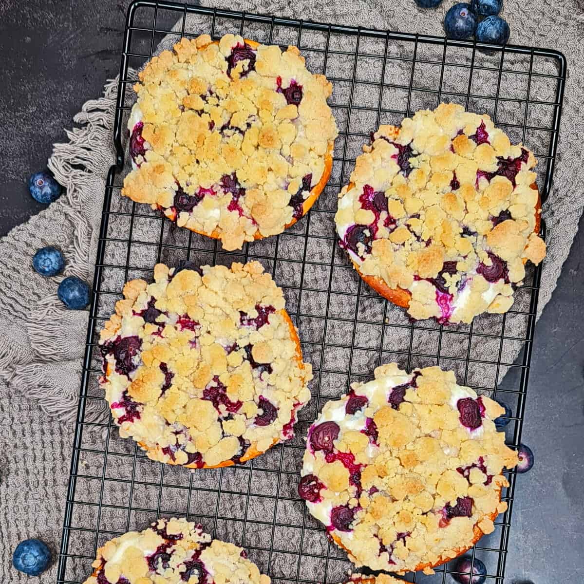 Leckere Streuseltaler mit Blaubeeren aus Fertigteig für den schnellen ...