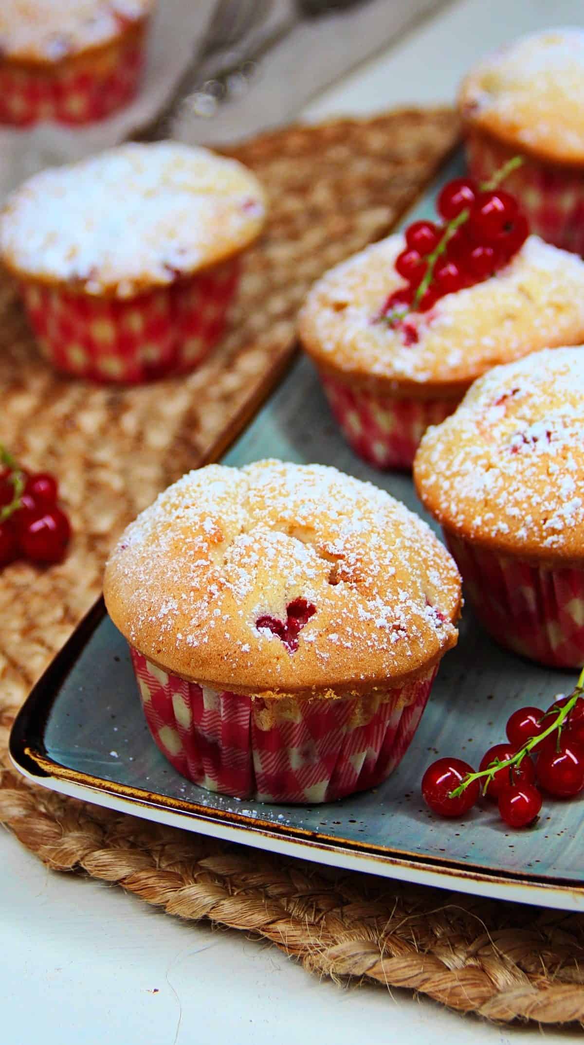 Fruchtige Muffins mit roten Johannisbeeren und Buttermilch - ein ...