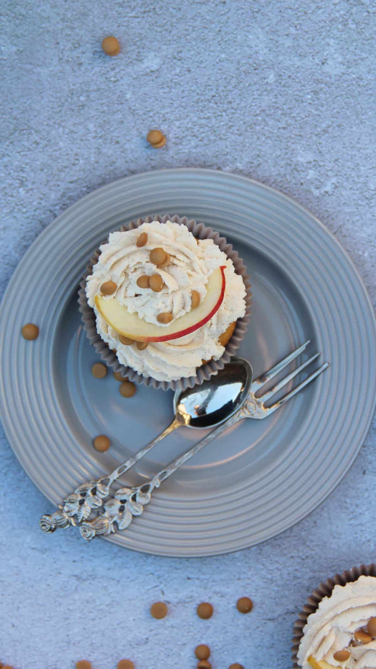 Apfel-Zimt Cupcakes auf einem grauen Teller