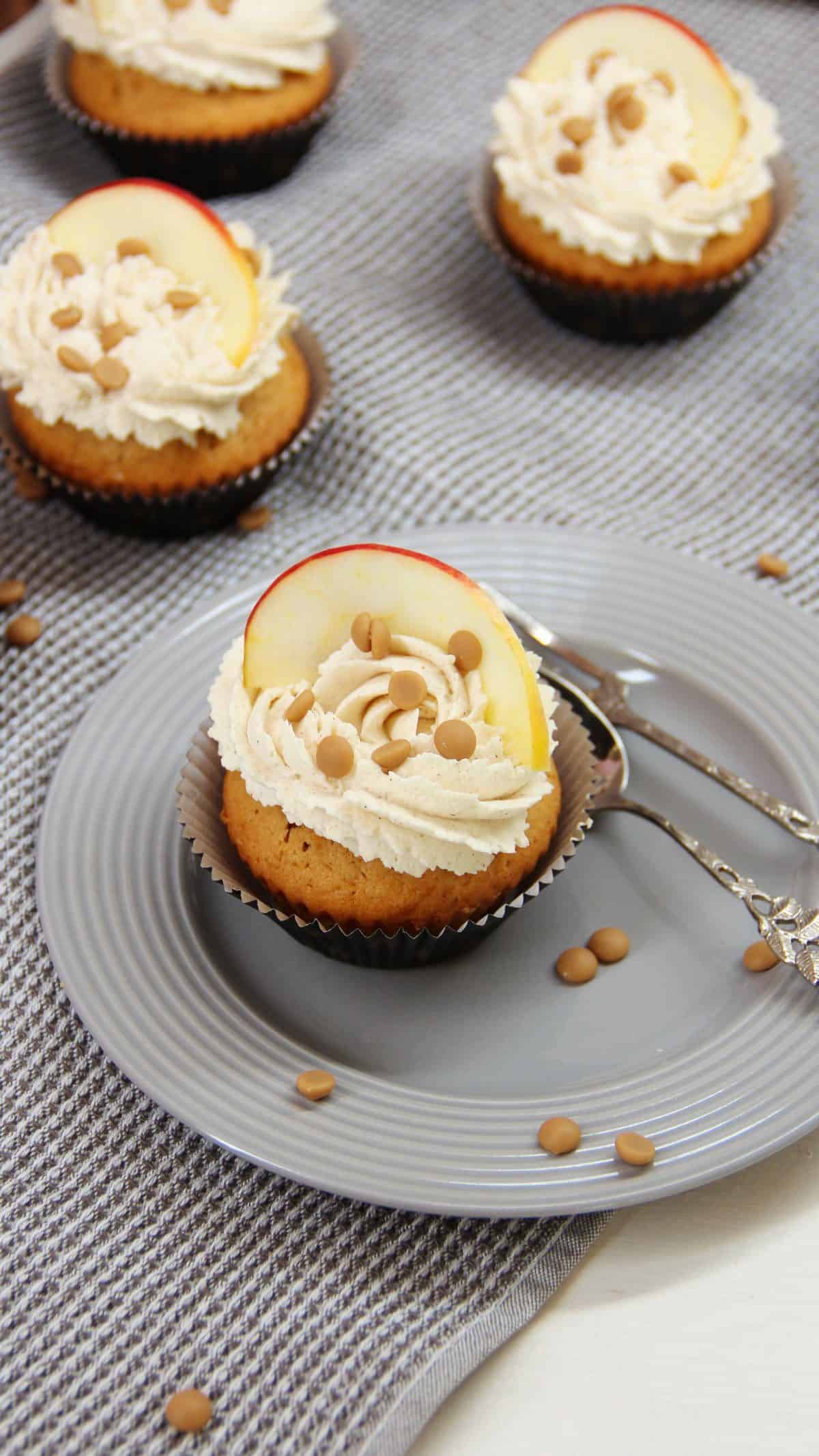 Apfel-Zimt Cupcake auf einem grauen Teller