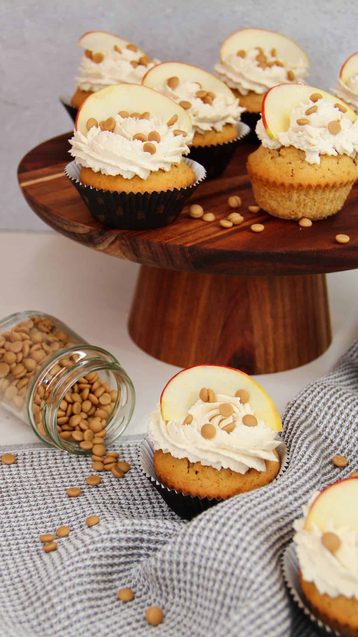 Apfel-Zimt Cupcakes auf einem Holz-Tortenständer