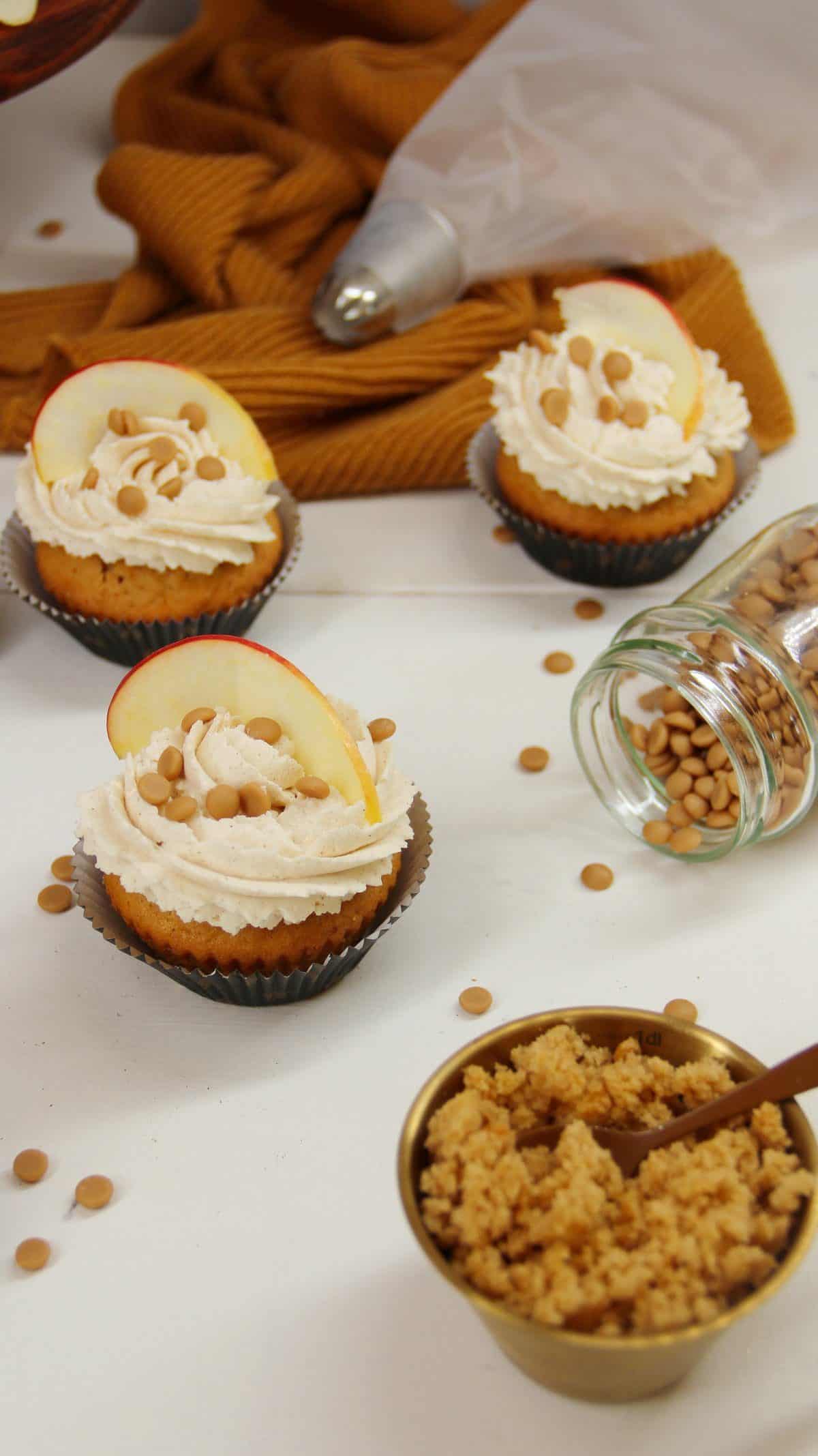 Apfel-Zimt Cupcakes auf weißem Holztisch