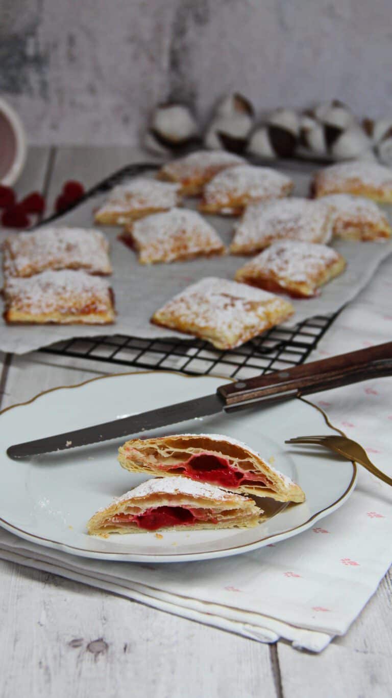 Blätterteig Teilchen mit frischen Himbeeren und Marmelade - Rezept für ...