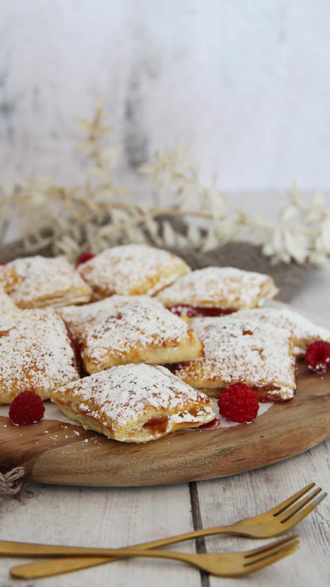 Blätterteig Teilchen mit frischen Himbeeren und Marmelade - Rezept für ...