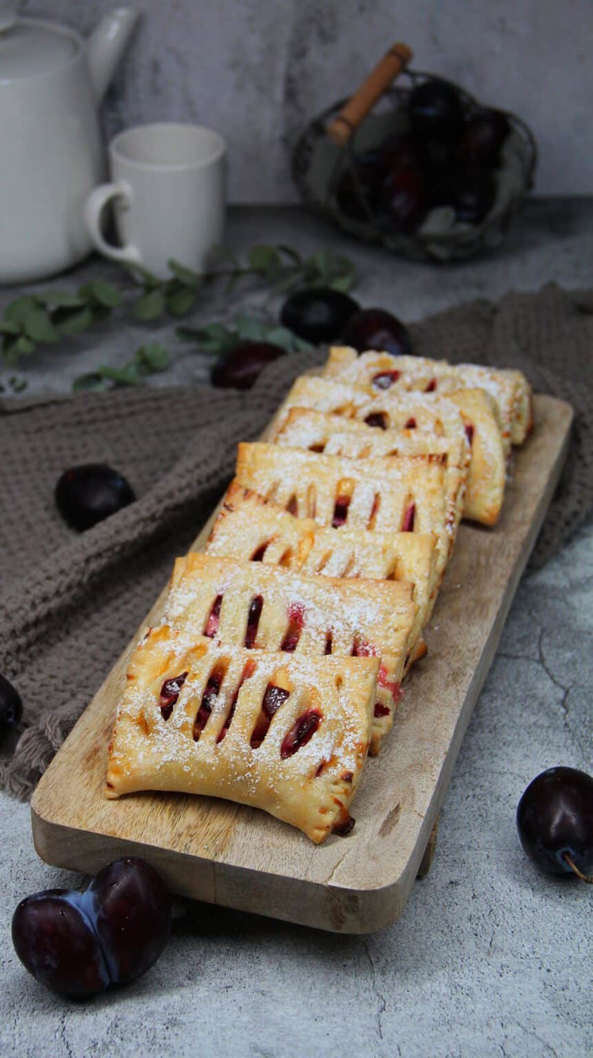 Blätterteigtaschen mit Pflaumen und Quark gefüllt und mit ... Blätterteigtaschen mit Pflaumen und Quark gefüllt und mit ...
