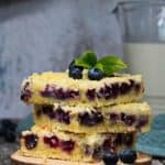 Blaubeer-Streuselkuchen, Kuchenstücke gestapelt