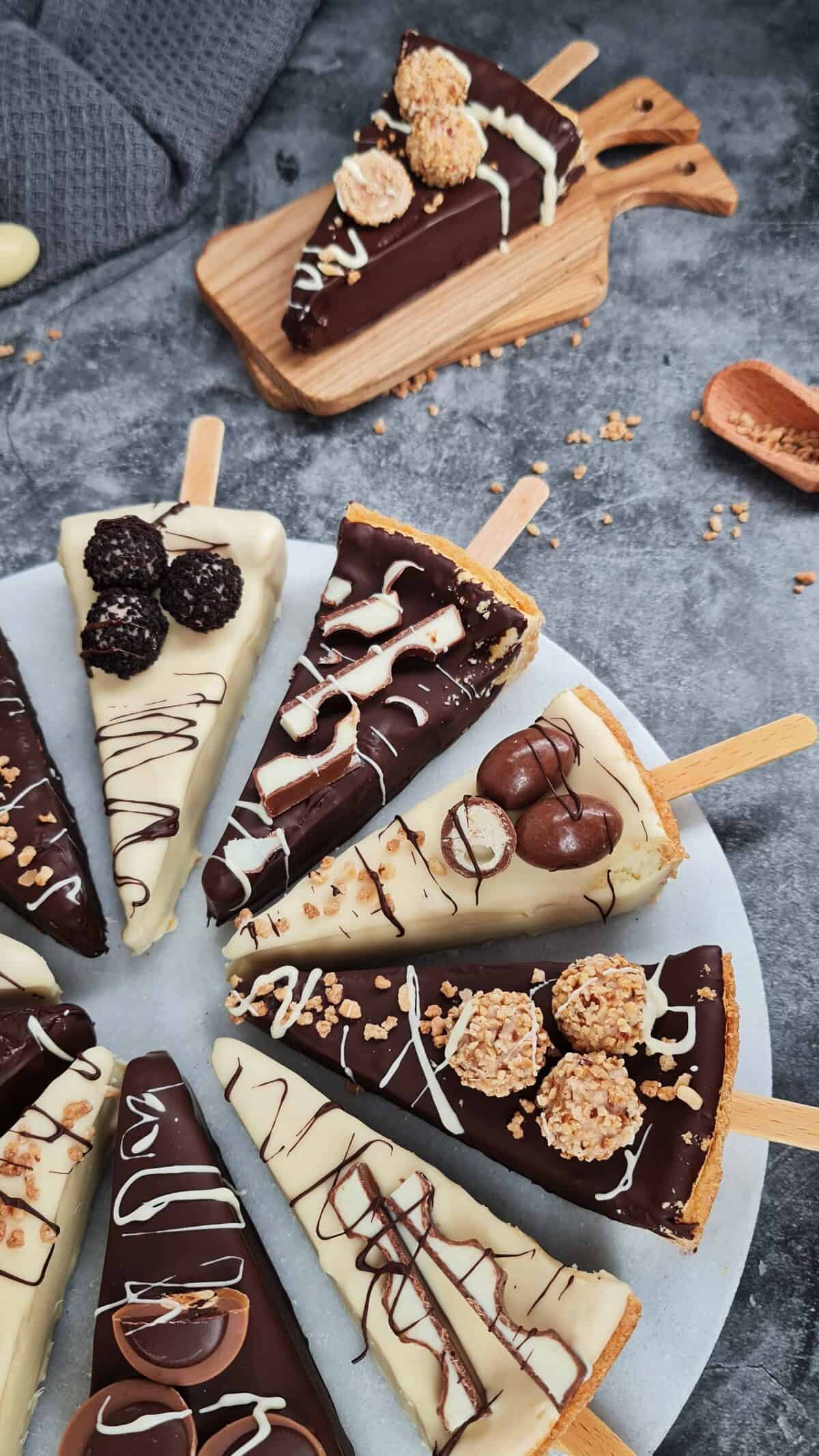 Cheesecake Sticks auf einer runden Marmorplatte mit Süßigkeiten dekoriert