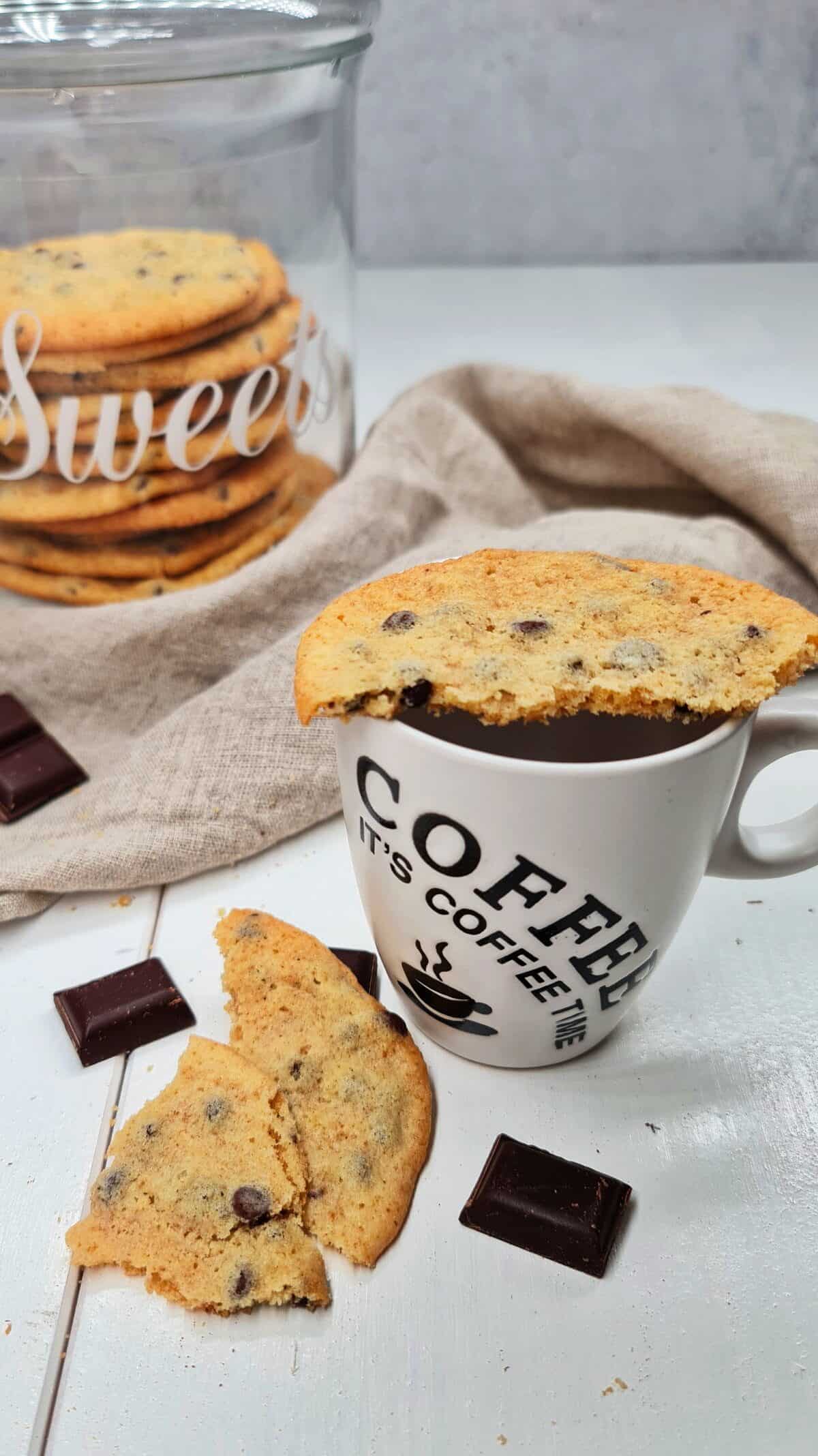 Cookie auf einer Kaffeetasse abgelegt