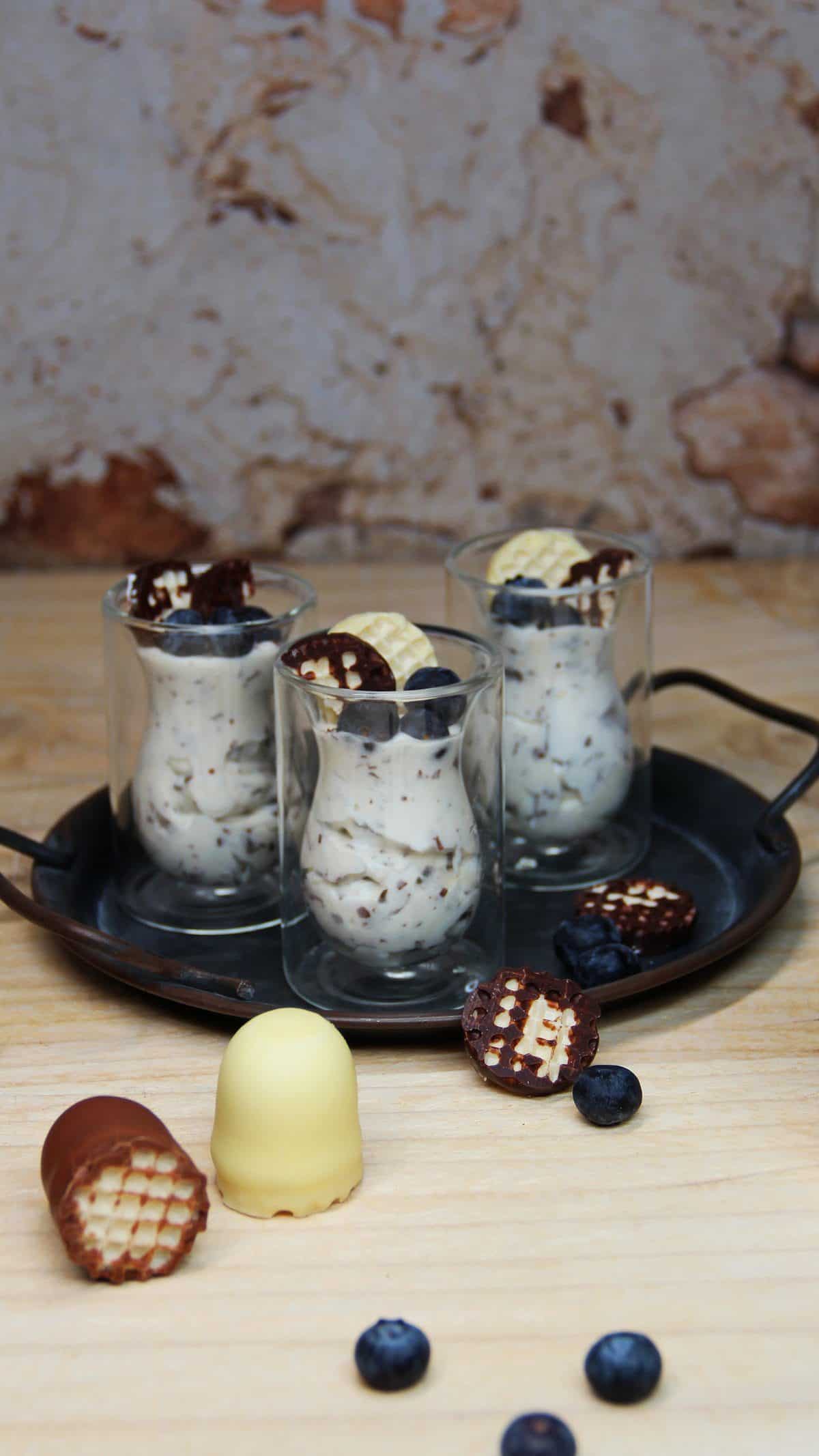 Dickmanns Dessert, in doppelwandigen Dessertgläsern auf einem Metall-Tablett