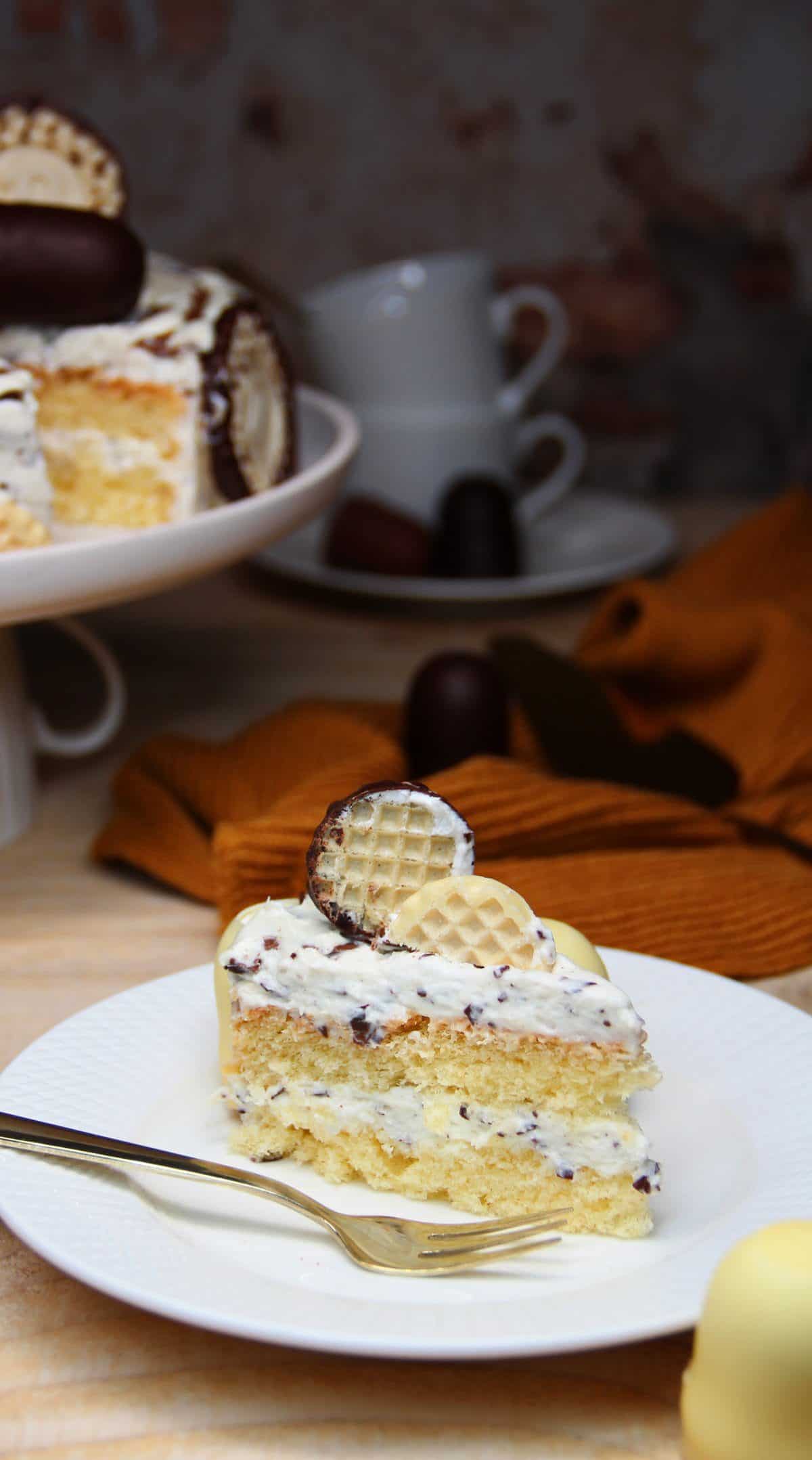 Dickmanns Torte mit dreierlei Schoko-Drip, Kuchenstück auf einem weißen Teller