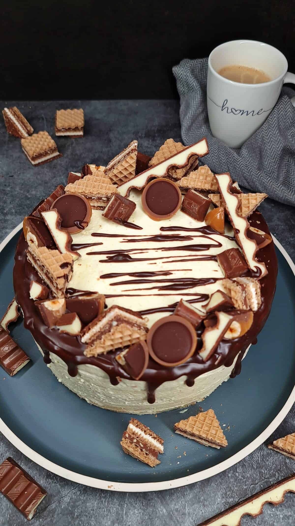 Drip Cake Schoko, mit Süßigkeiten verziert, Blick auf das Topping mit den Schokoriegeln