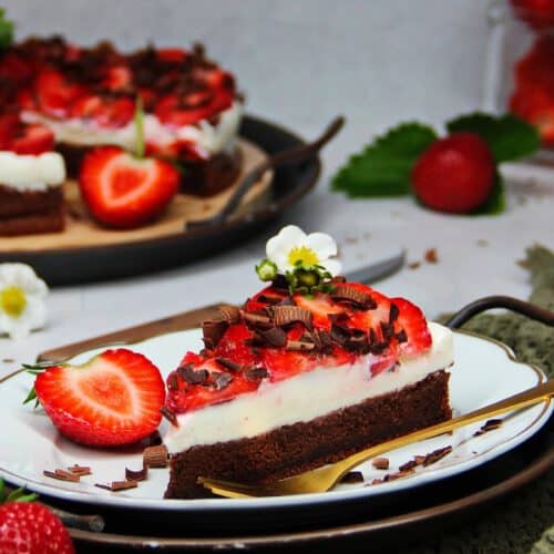 Erdbeer-Schoko-Torte, Tortenstück auf weißem Teller