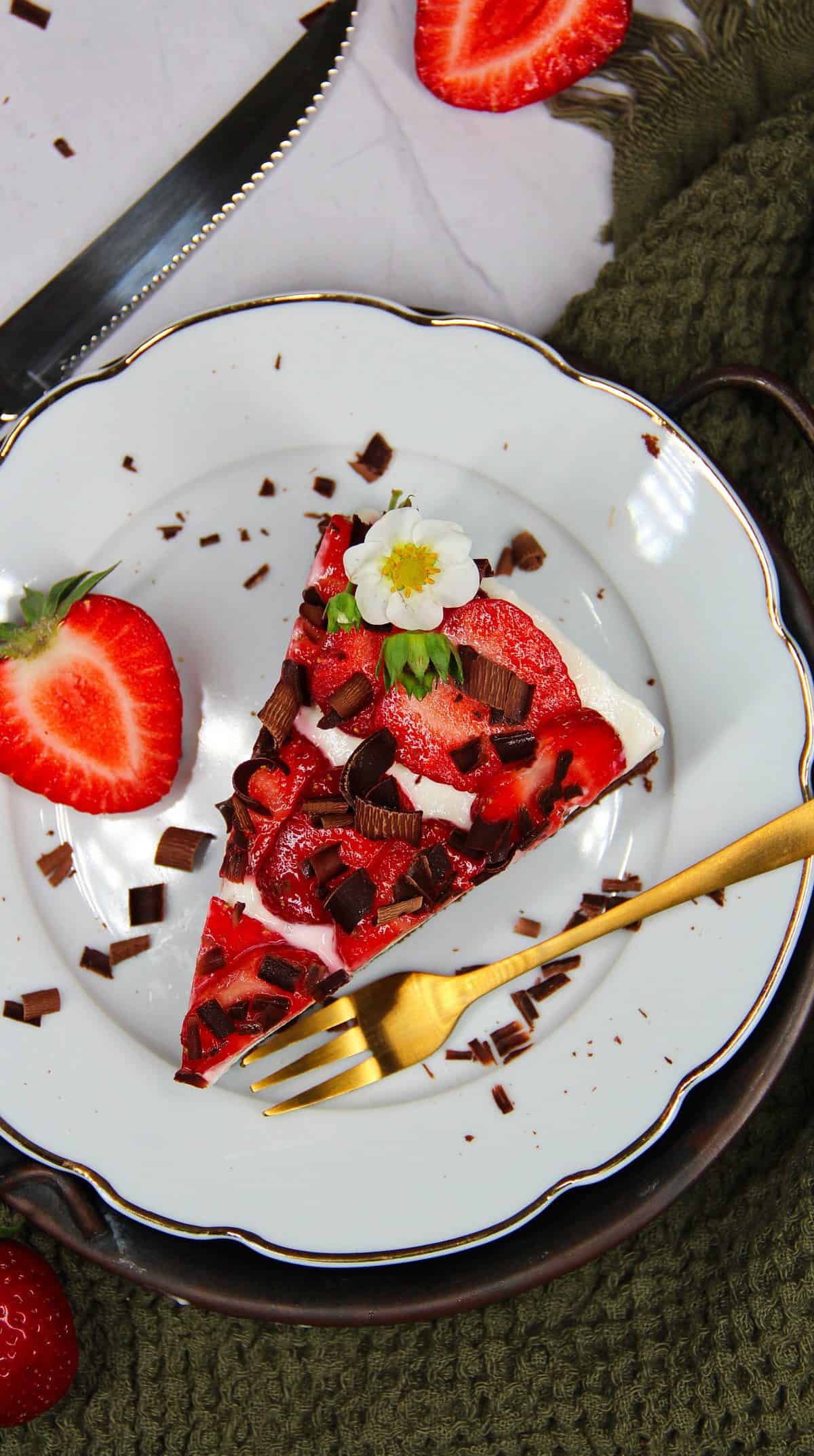 Erdbeer-Schoko-Torte, Tortenstück auf einem weißen Teller