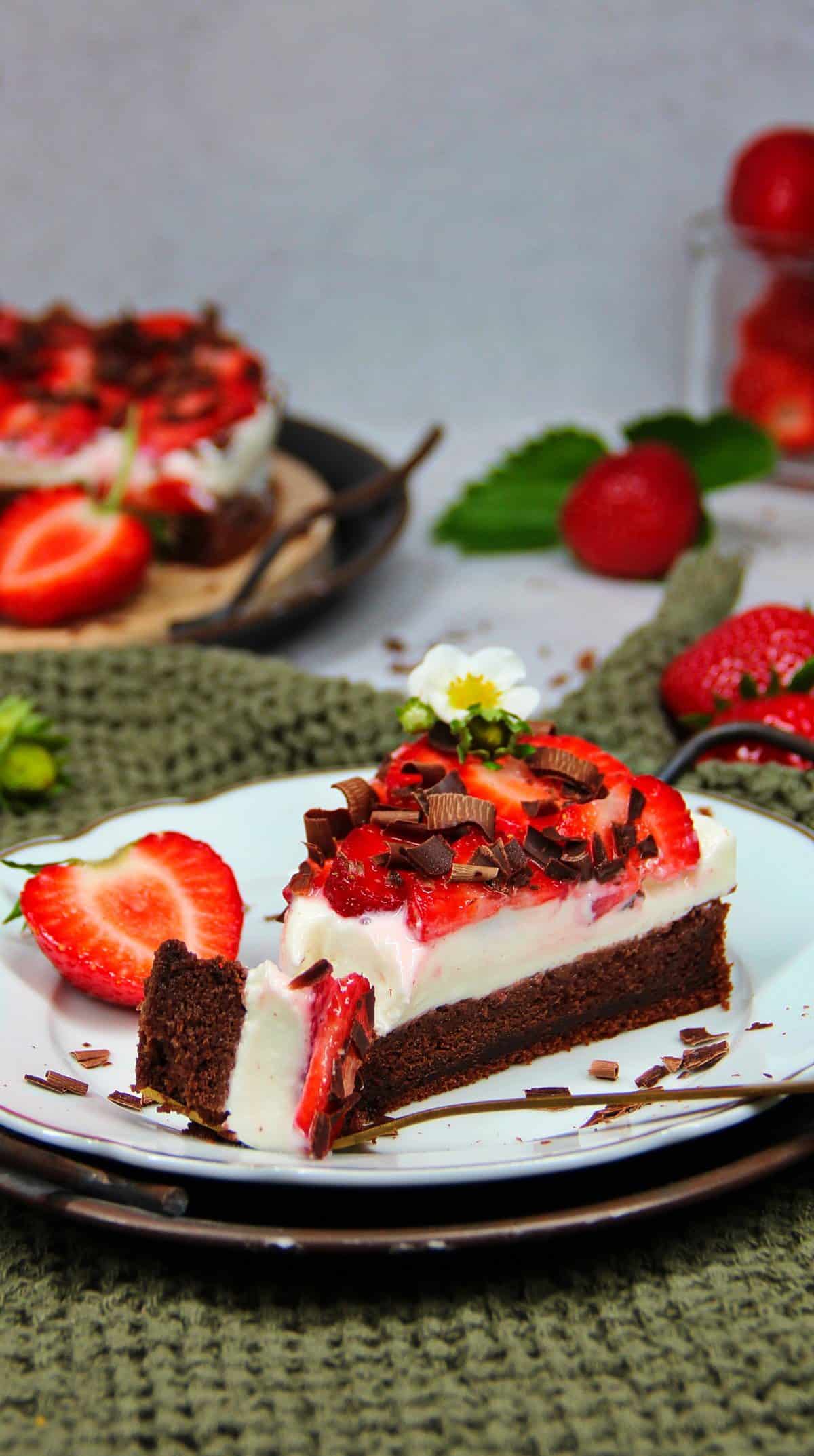 Erdbeer-Schoko-Torte, Tortenstück auf einem Teller mit einer Kuchegabel
