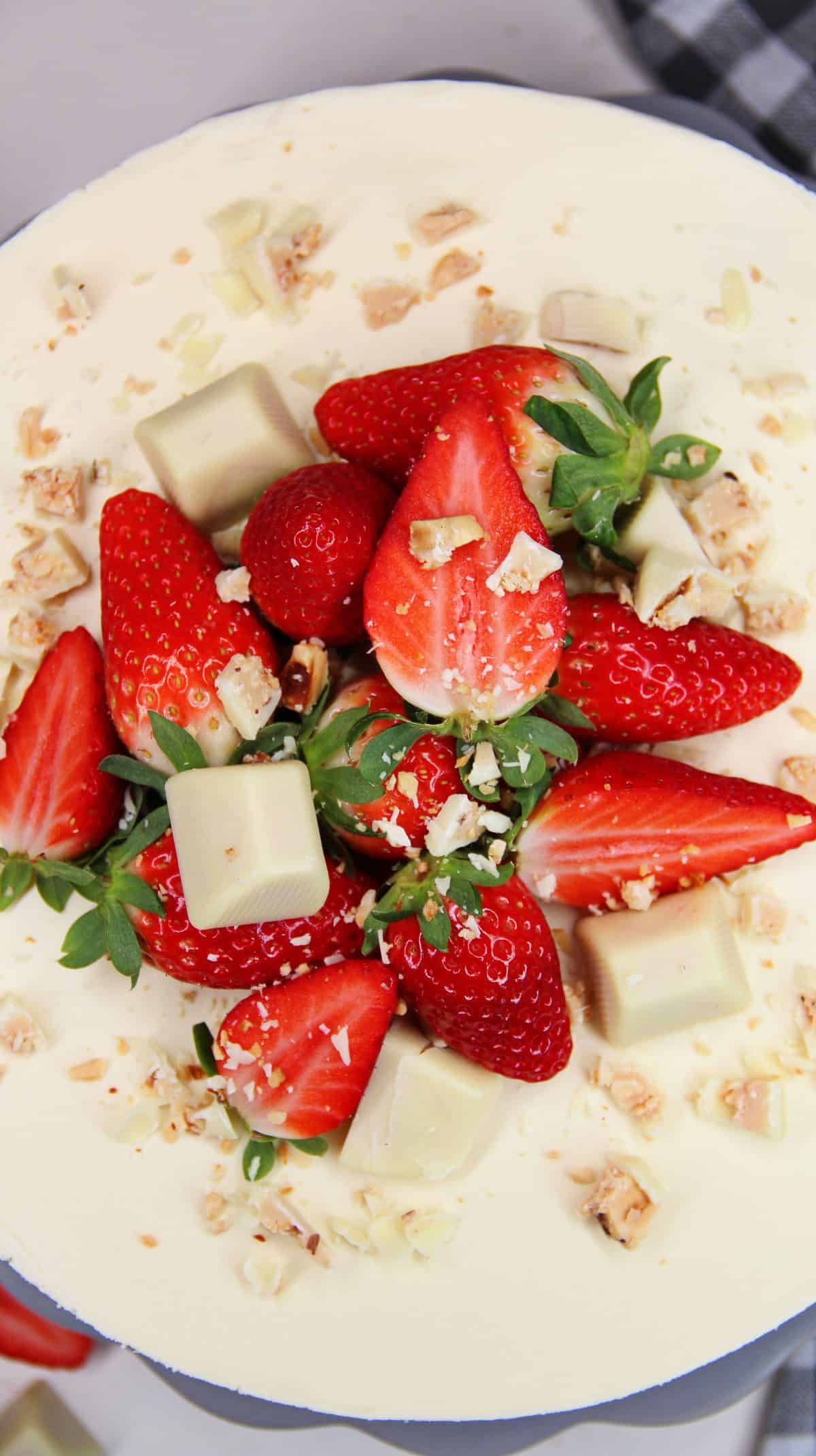Erdbeertorte mit Fruchteinlage, Foto von der Deko: frische Erdbeeren, weiße Ferrero Küsschen und weiße Schokoraspel