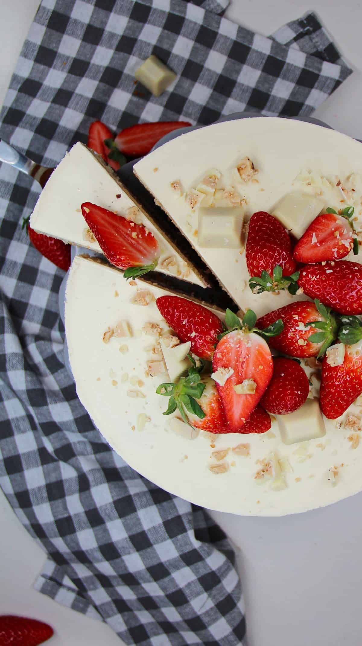 Erdbeertorte mit Fruchteinlage und frischen Erdbeeren im Anschnitt, von oben fotografiert