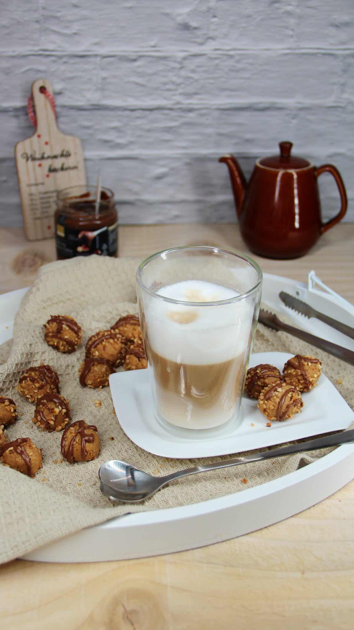 Haselnusskugeln mit einer Kaffeetasse auf einem weißen Tablett