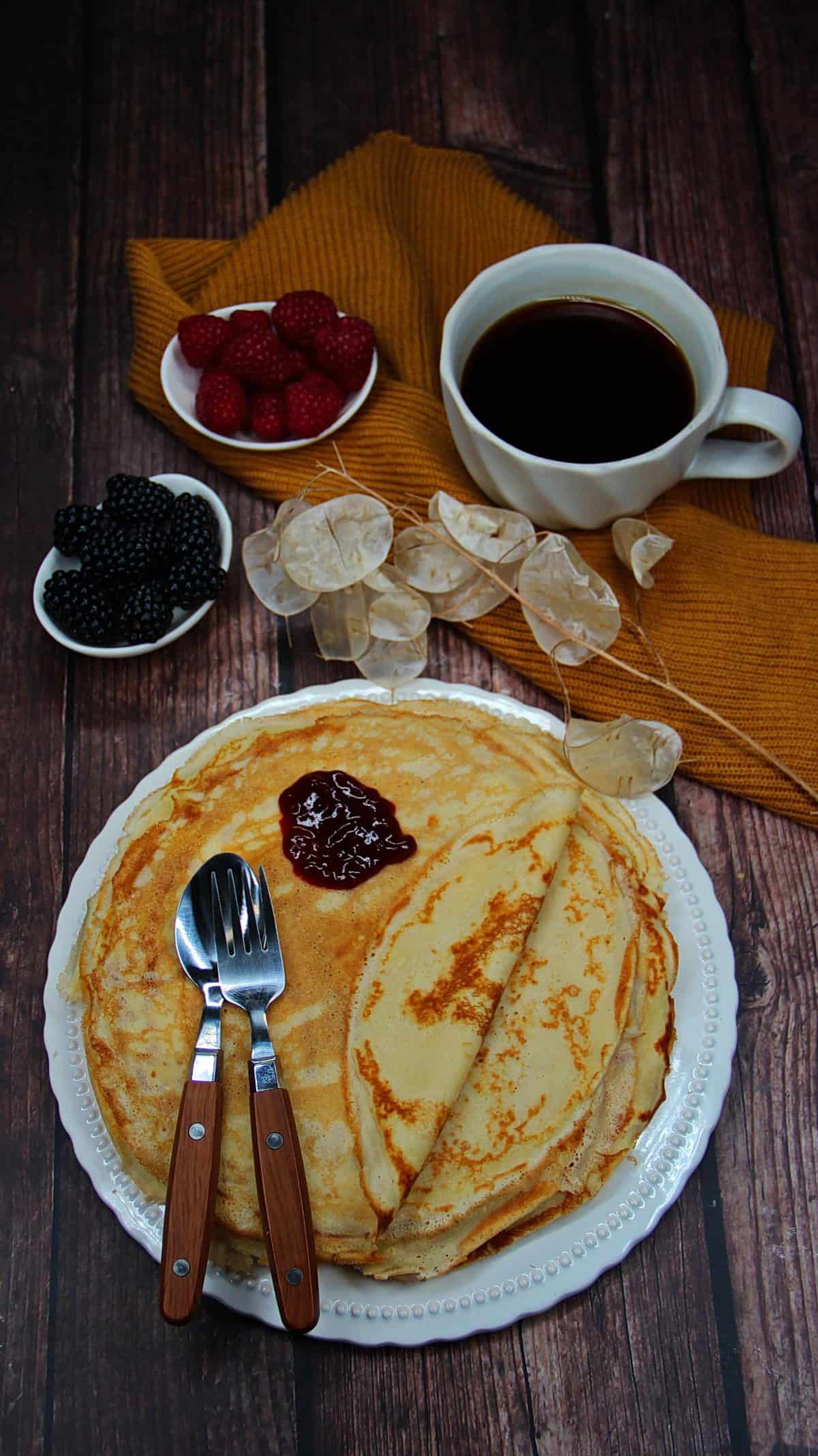 Pfannkuchen mit einem Klecks Marmelade auf einem weißen Teller