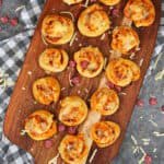Pizzaschnecken auf einem Holzbrett