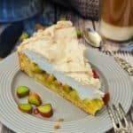 Rhabarberkuchen mit Baiser, Kuchenstück auf einem grauen Teller