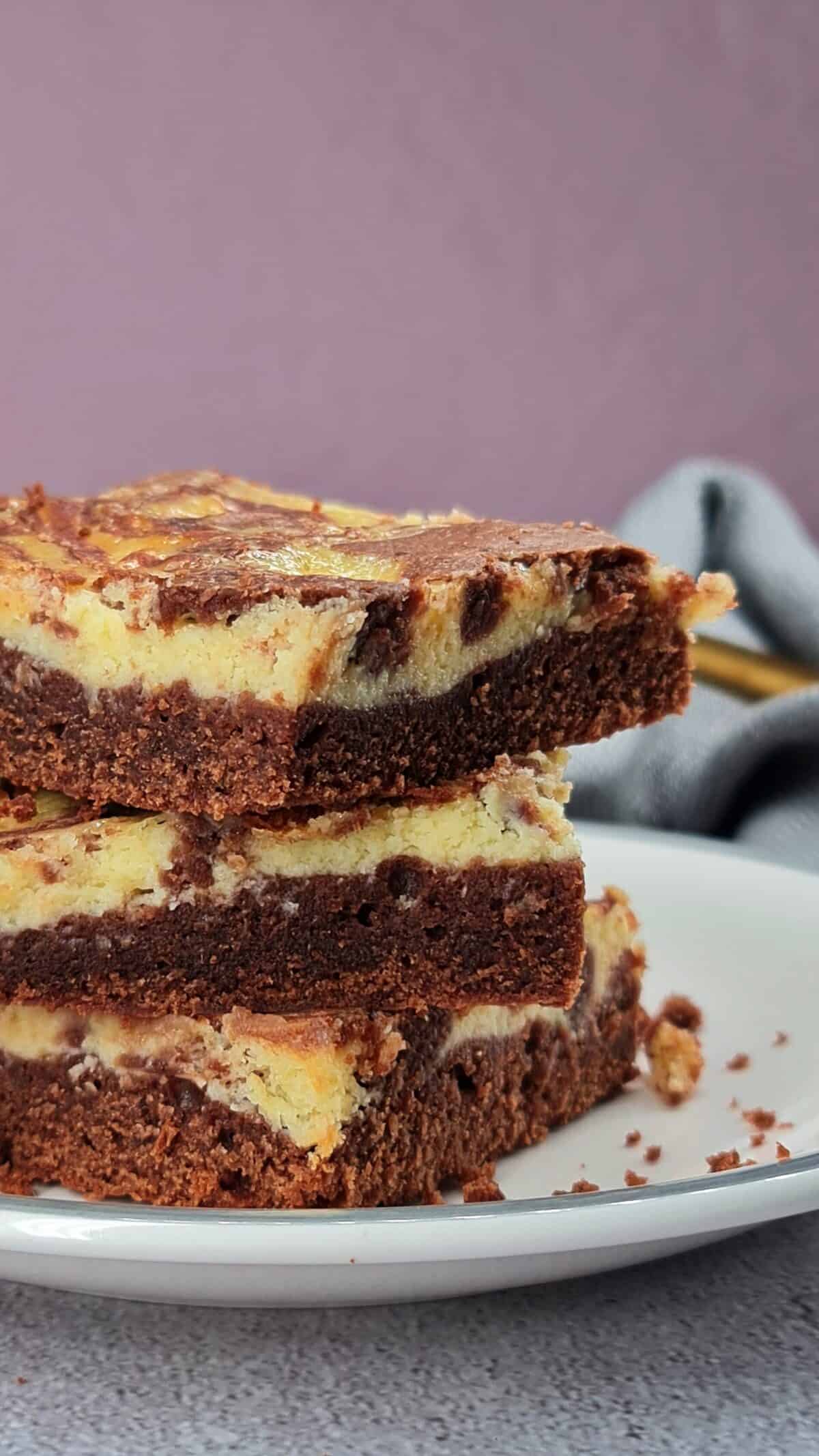 Brownie-Cheesecake, gestapelte Kuchenstücke