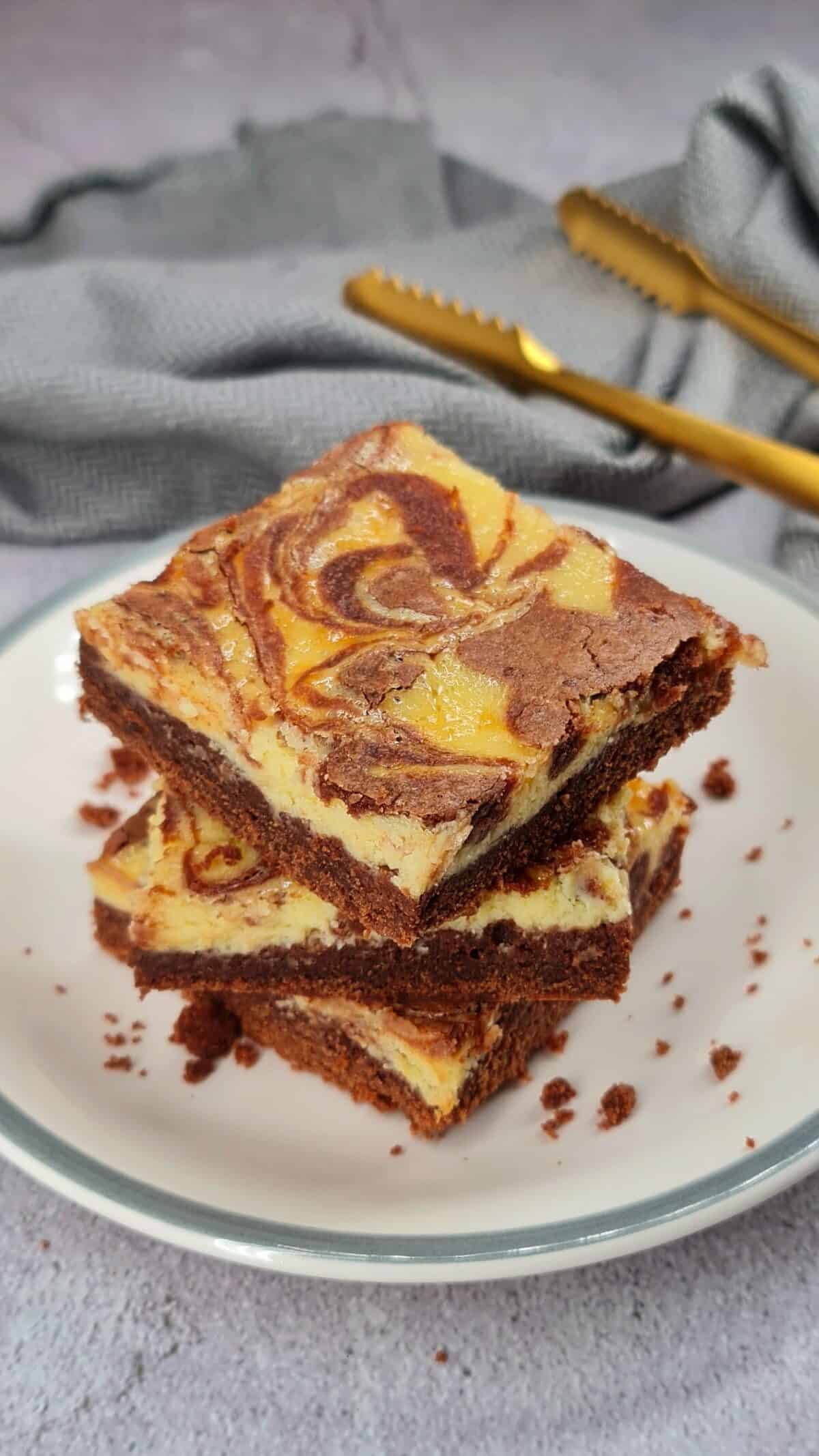 Brownie-Cheesecake, Kuchenstücke aufeinander gestapelt