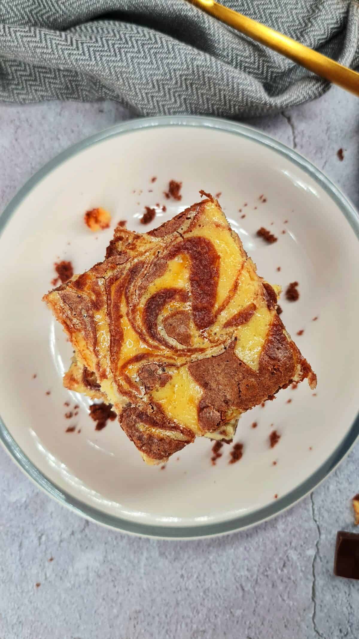 Brownie-Cheesecake, Kuchenstück von oben fotografiert