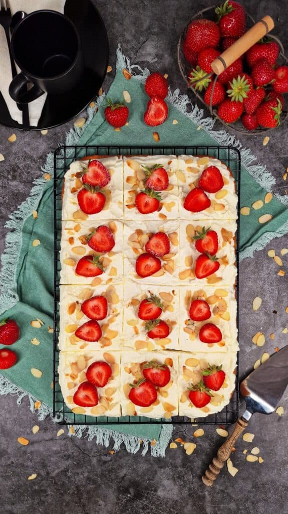 Tres leches Kuchen mit Erdbeeren und Mandeln dekoriert