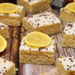 Zitronenkuchen, Kuchenstücke auf einem Holztisch