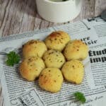 Gefüllte Sonntagsbrötchen als Blume hingelegt