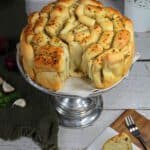 Kräuterfaltenbrot aus der Springform auf einem silbernen Tortenständer