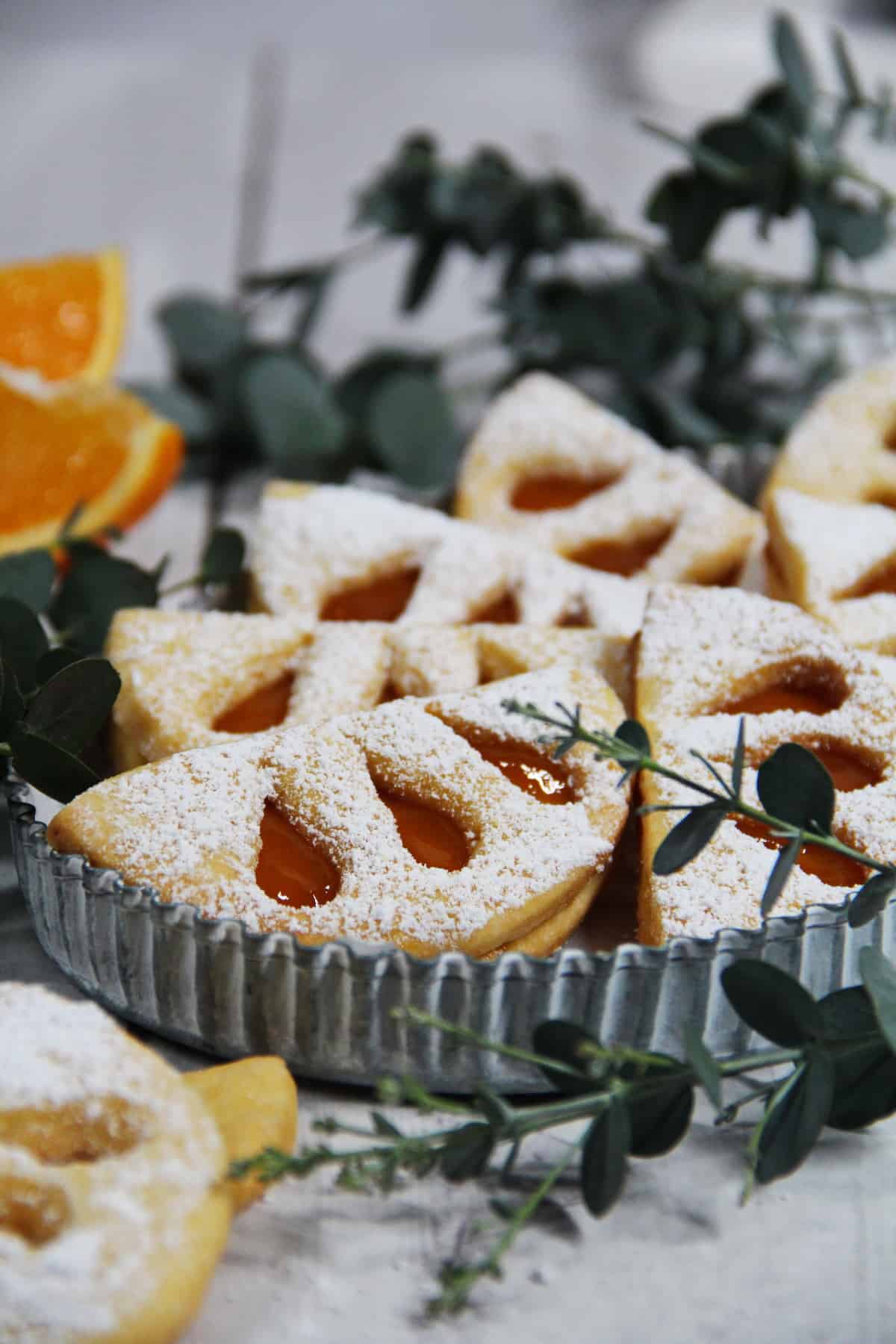 Gefüllte Orangenplätzchen auf einer Schale aus Zink mit Eukalyptus