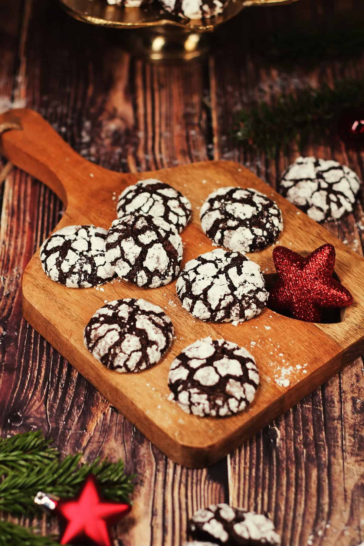Crinkle Cookies auf einem Holzbrett mit Herz-Ausschnitt und Baumschmuck