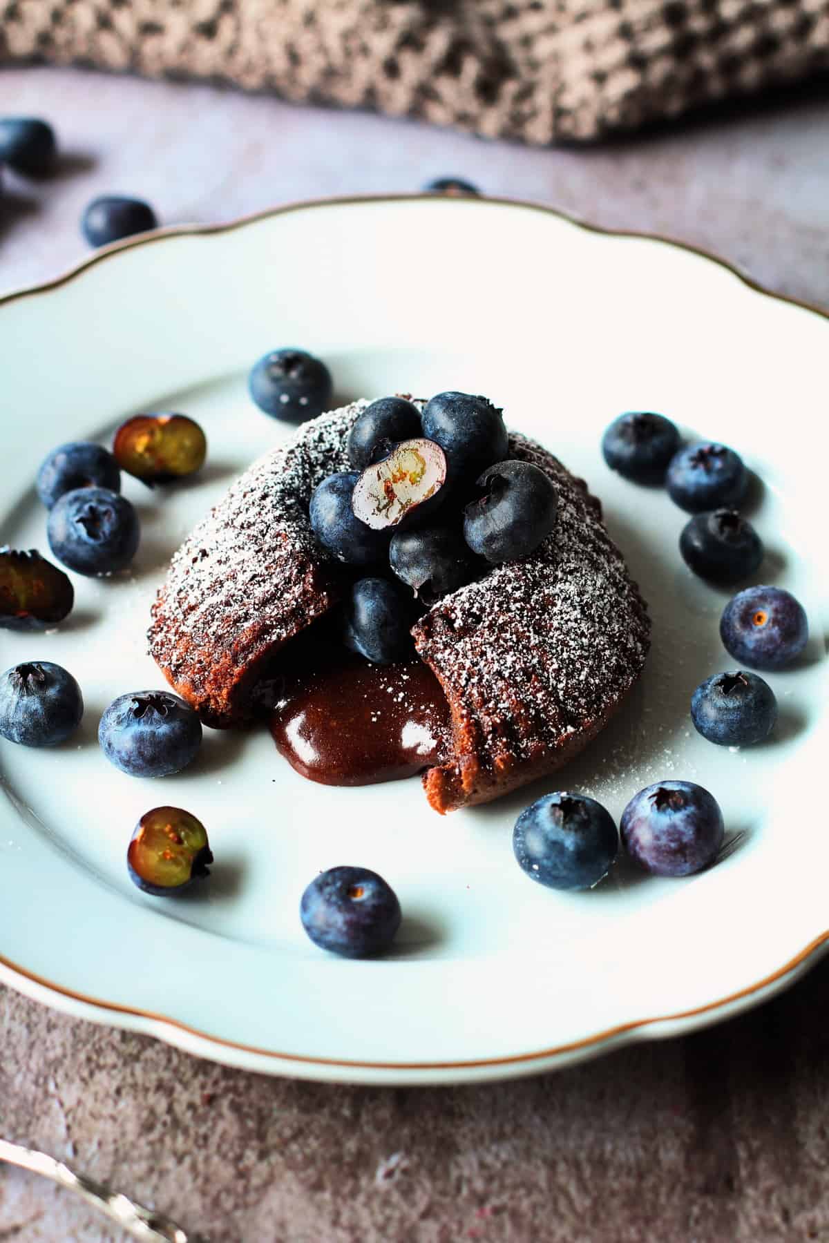 Lava Cake Muffins mit Blaubeeren auf einem weißen Teller mit Goldrand