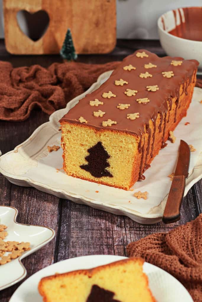 Weihnachtlicher Marmorkuchen mit Tannenbaum Motiv