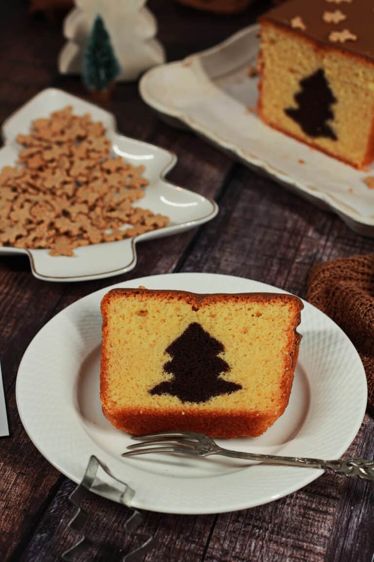 Weihnachtlicher Marmorkuchen mit Tannenbaum Motiv