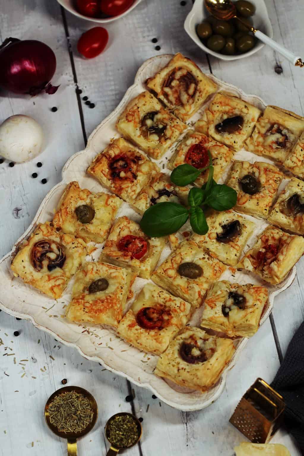 Mediterranes Blätterteiggebäck à la Focaccia: Mit Tomaten, Oliven und ...