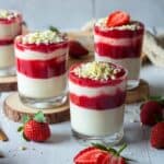 Spaghetti-Eis Dessert, Gläser in einer Zinkschale, mit Herzwaffel und frischer Erdbeere dekoriert