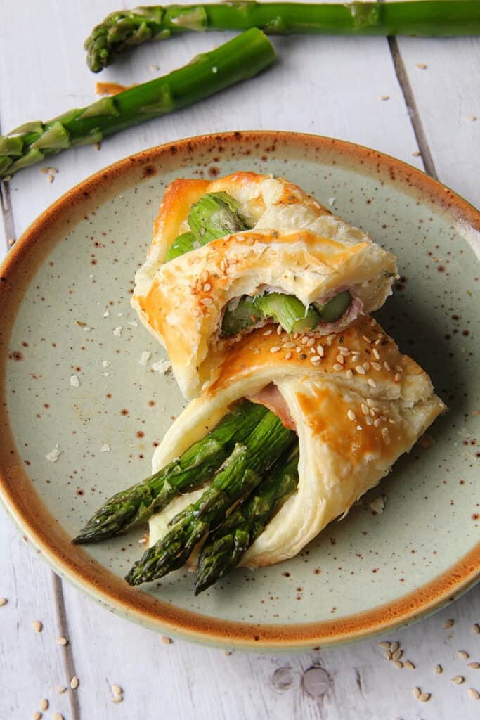 Einfache &amp; schnelle Spargel-Blätterteig-Taschen: So geht&amp;#39;s! Rezept ...