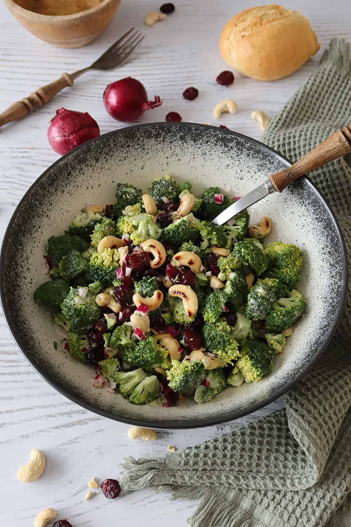 Brokkoli Salat mit Cranberrys und Cashewkernen in einer Porzellan-Schüssel