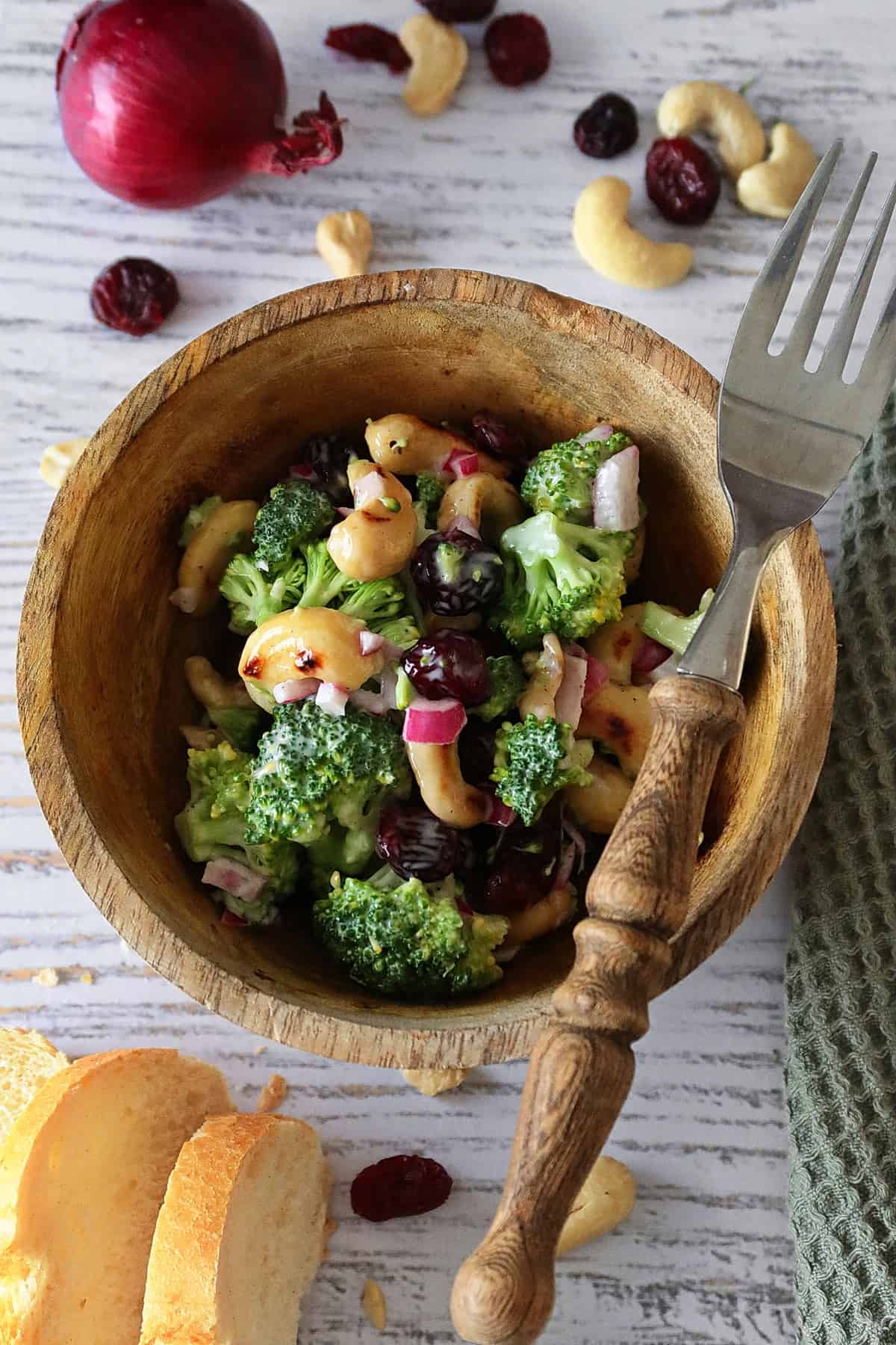 Brokkoli Salat mit Cranberrys und Cashewkernen in einer kleinen Holz-Schüssel
