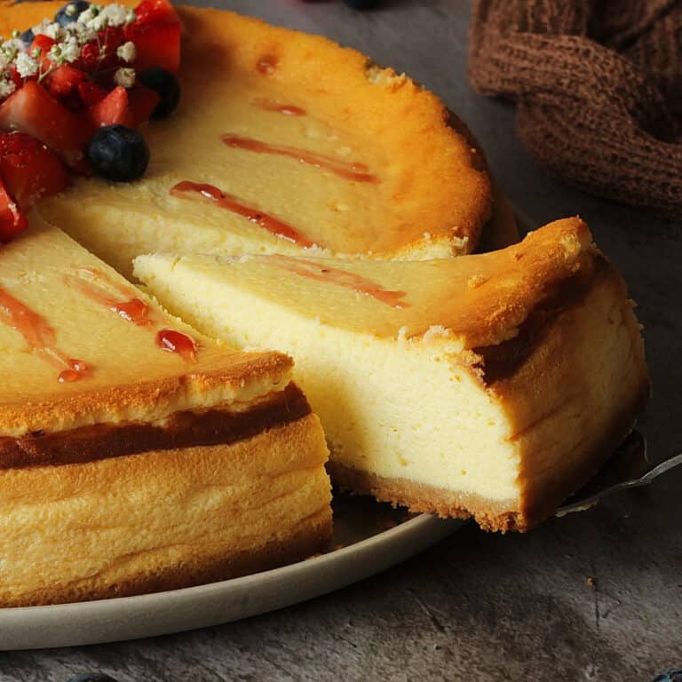 Leckerer Käsekuchen mit Quark und Keksboden - Schnelles und einfaches ...