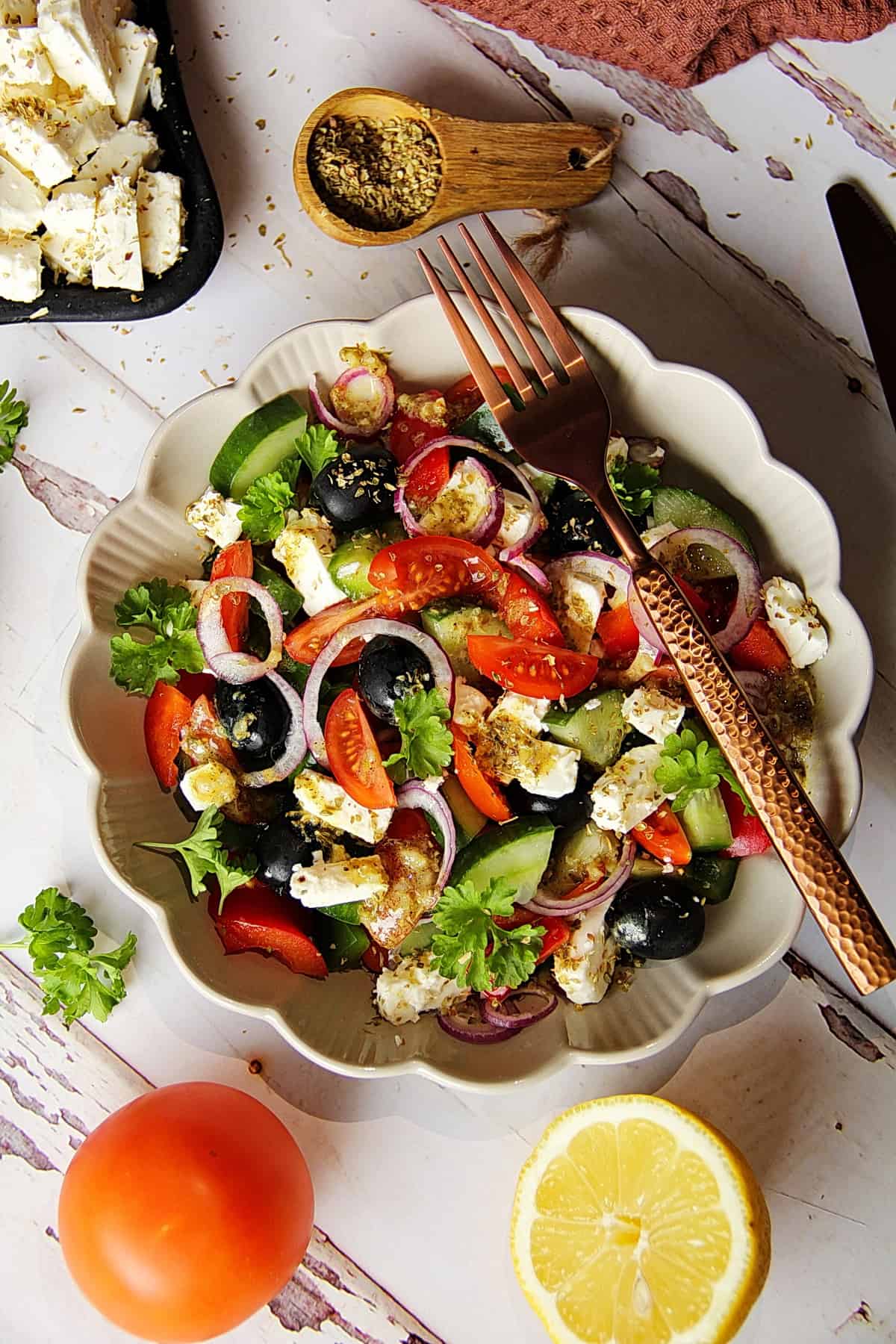 Griechischer Bauernsalat in einem Teller mit Wellenrand