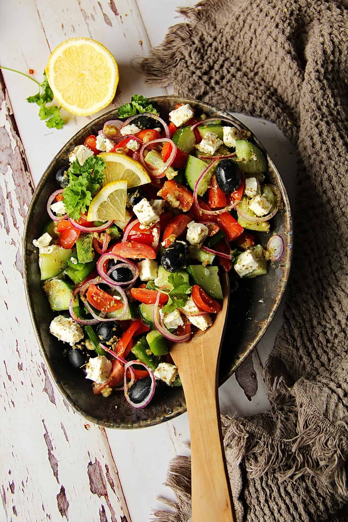 Griechischer Bauernsalat in einem dunklen, tiefen Teller