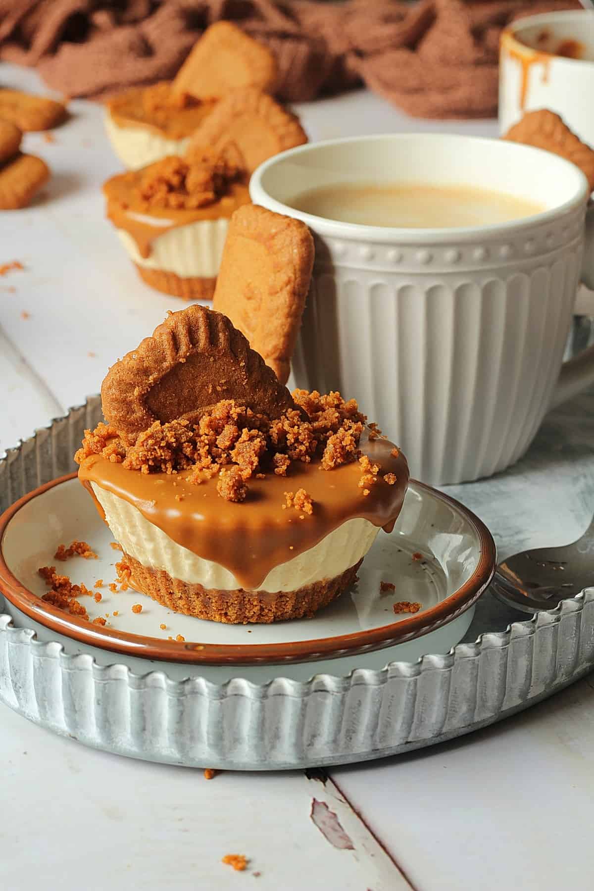 Mini Lotus Biscoff Cheesecake ohne Backen, mit einer Kaffeetasse auf einem Zink-Tablett