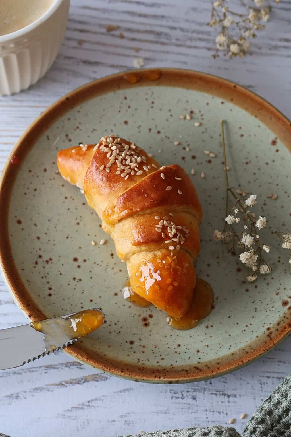 Weiche Hörnchen aus einem Quark-Teig mit Sesam - Ein Rezept für die ...